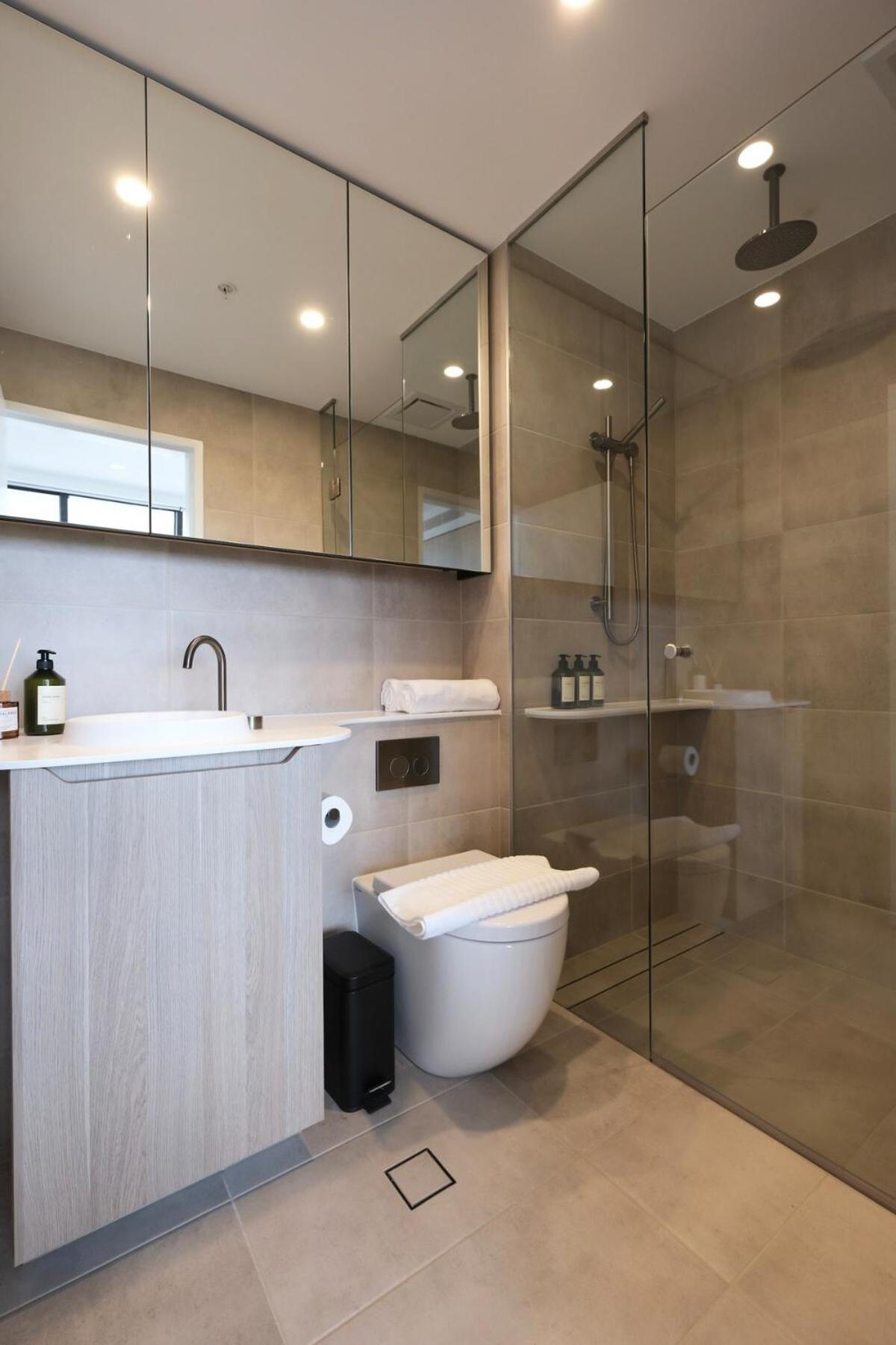 Mq Lux 2br With Study, Pool, Free Parking, Metro Apartment Sydney