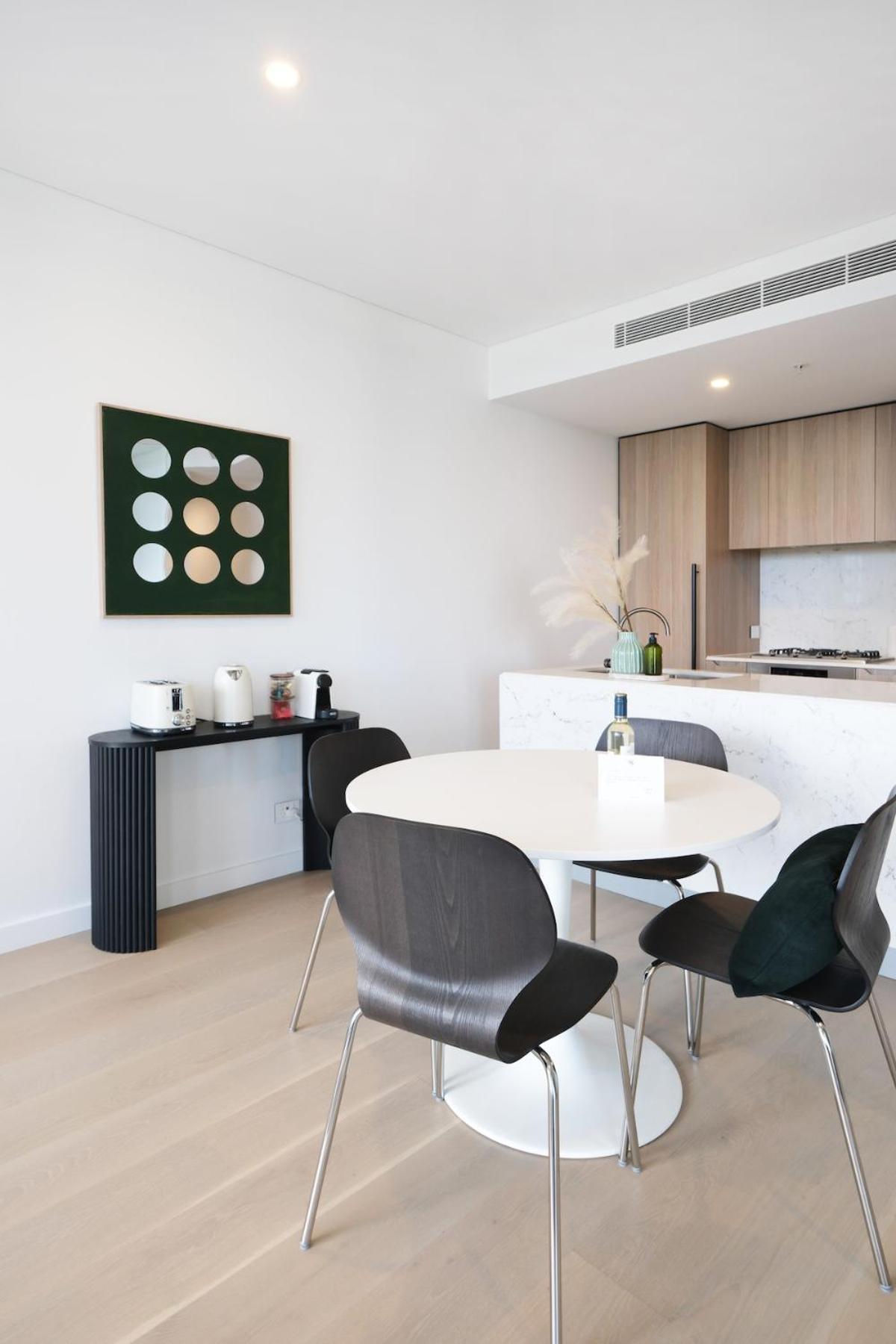 Mq Lux 2br With Study, Pool, Free Parking, Metro Apartment Sydney
